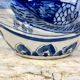 Vase chinois en porcelaine bleu blanc décoré de fleurs de lotus
