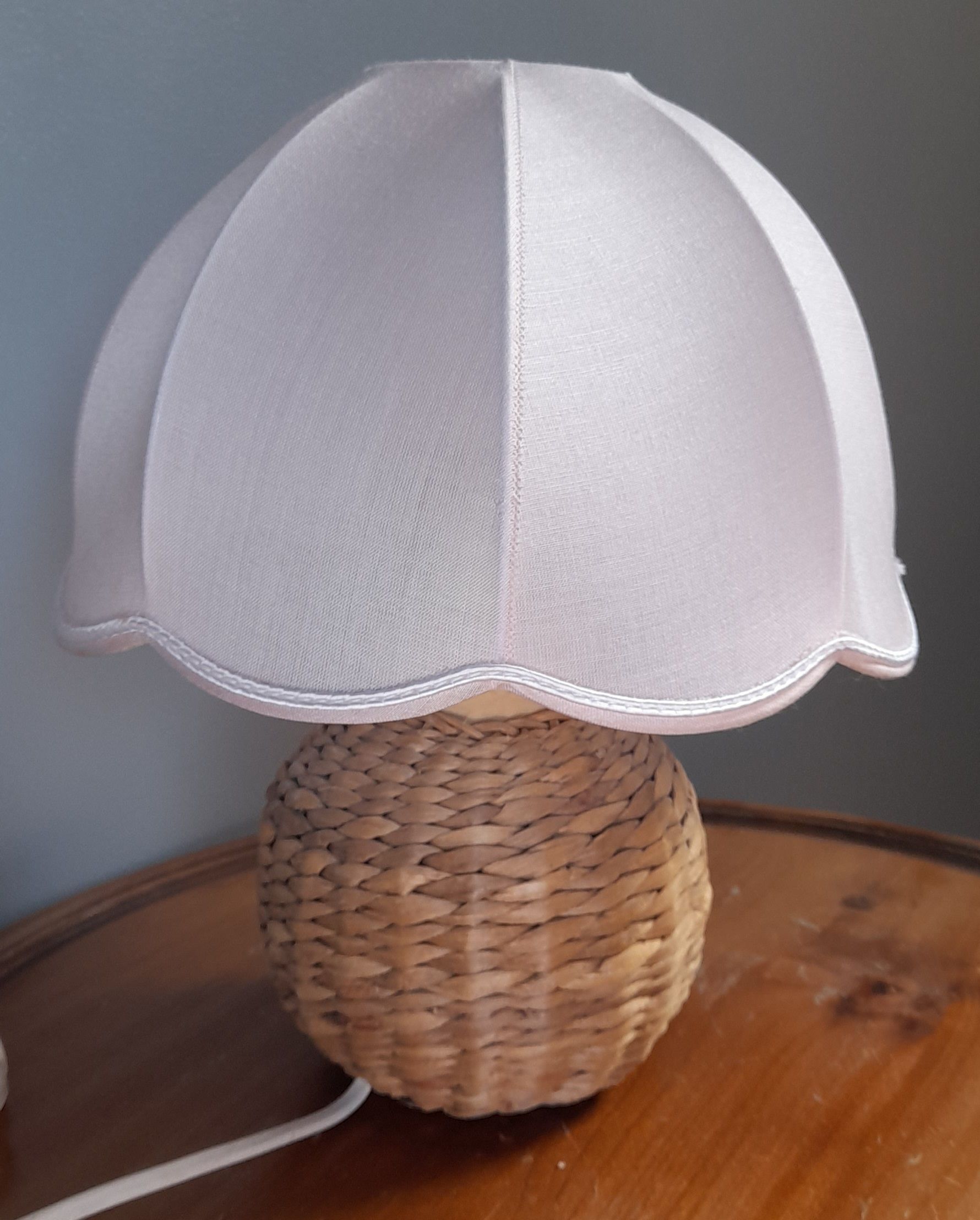 Bedside lamp foot ball in natural fiber, rattan, pink lampshade