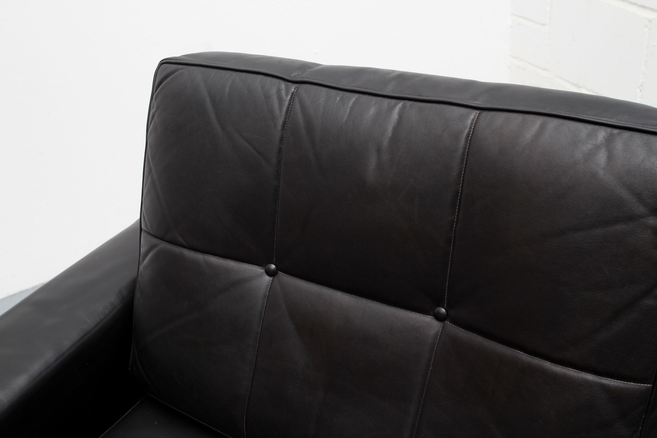 Fauteuil en cuir des années 1970 avec pieds chromés