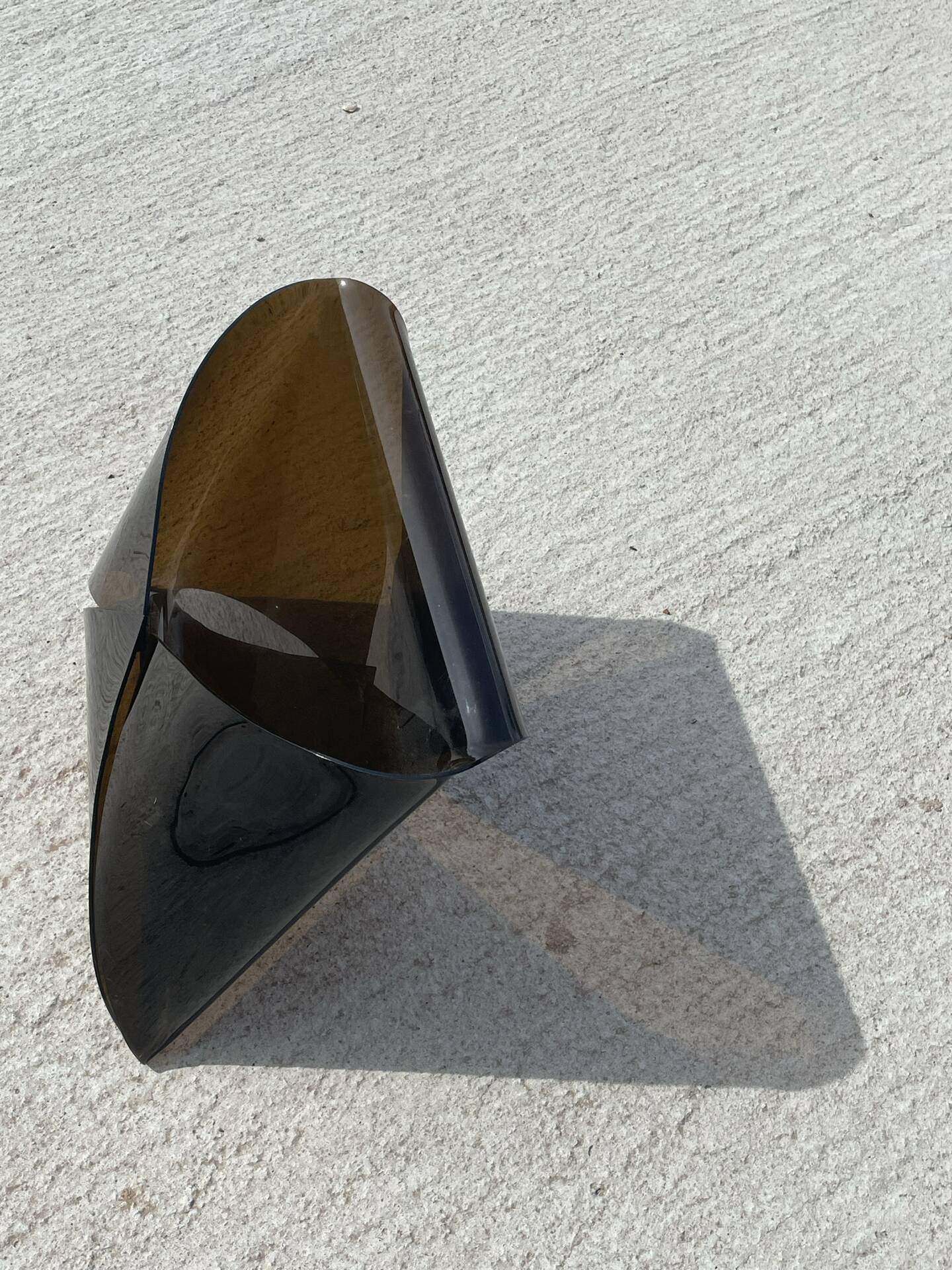 Porte-revues en plexiglas fumé des années 1970.