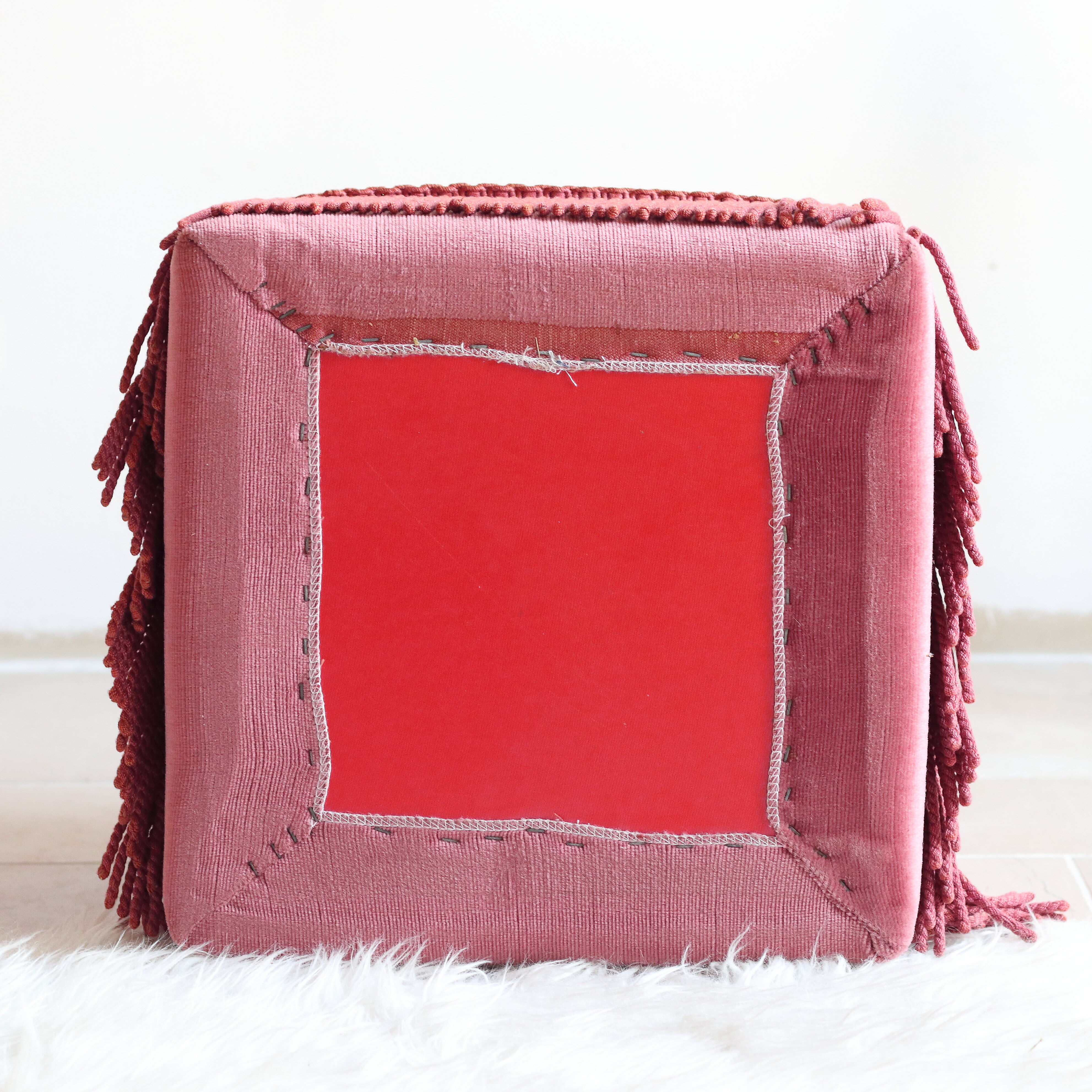 Pink velvet pouf with fringes