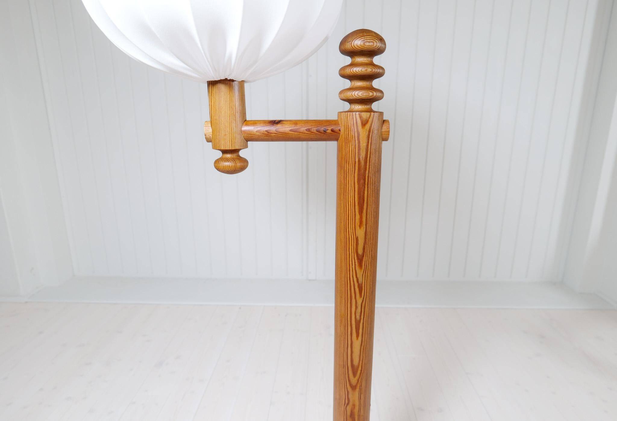Modern sculptural Scandinavian floor lamp in pine by Uno Kristiansson, Sweden 1970s