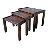 Ensemble de 3 tables gigognes en bois sombre vintage des années 1970, style brutaliste.