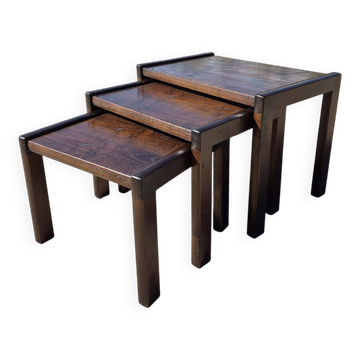 Ensemble de 3 tables gigognes en bois sombre vintage des années 1970, style brutaliste.