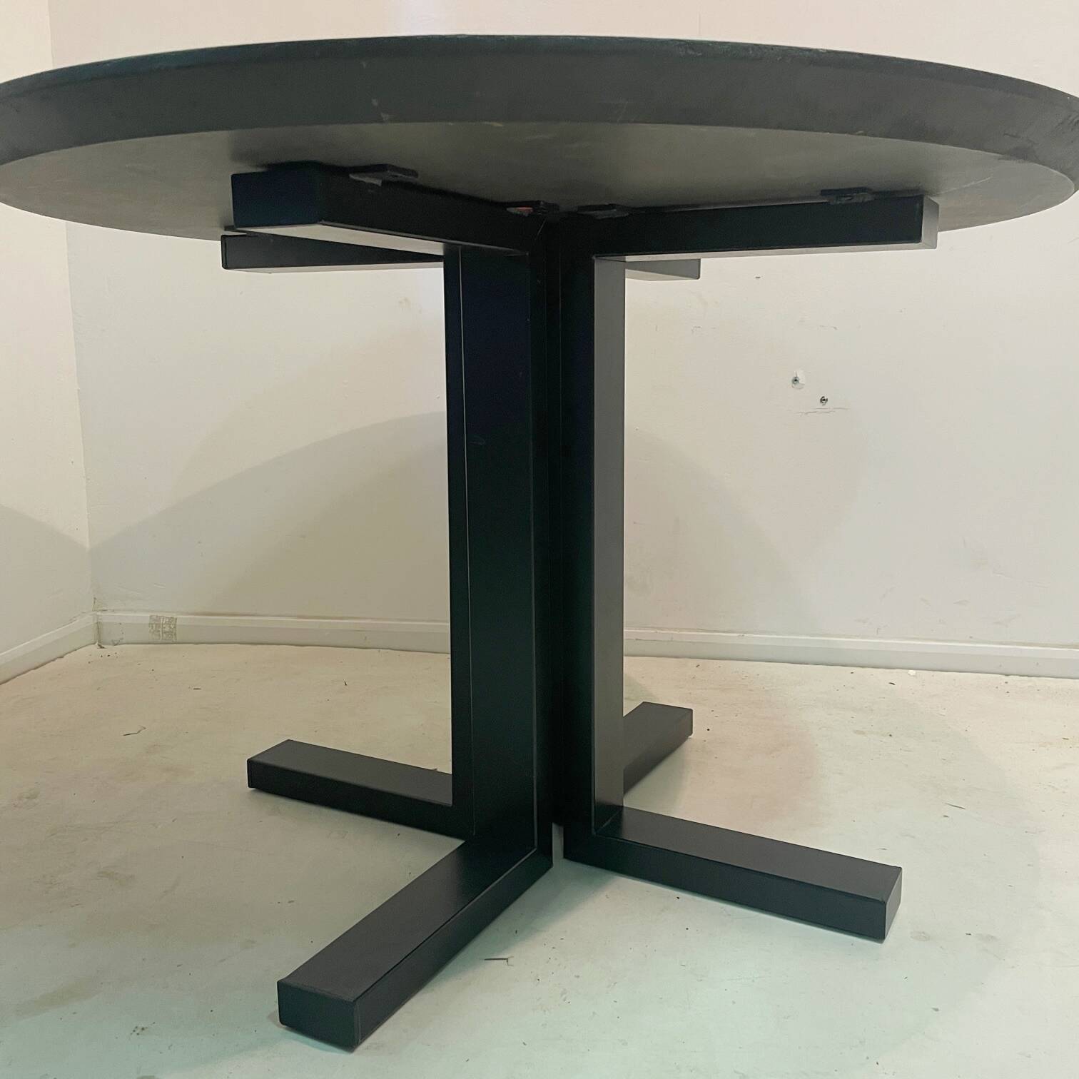 Contemporary Round Table