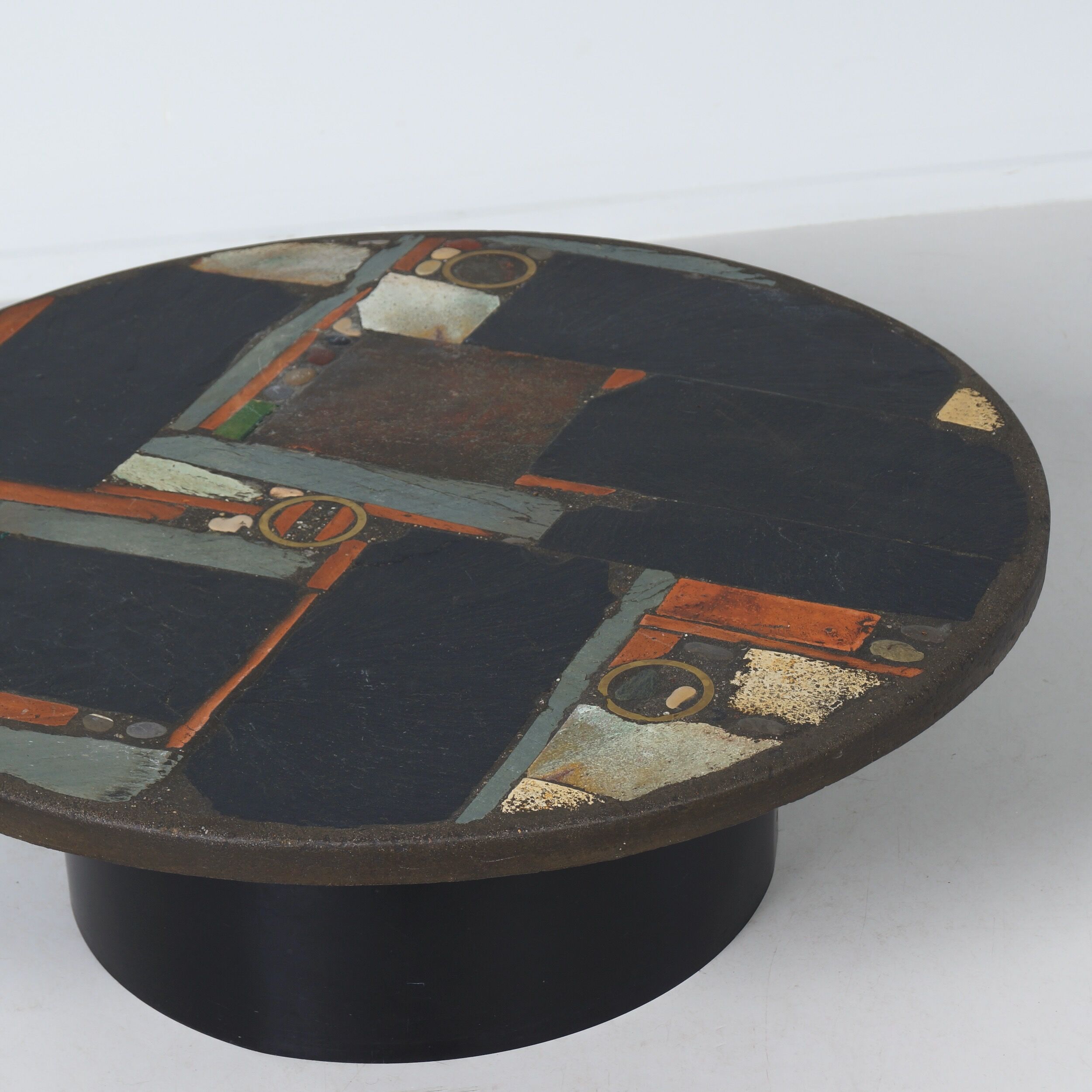 Round coffee table by Paul Kingma in earthy shades, marked Kingma 1978, Ø99 cm