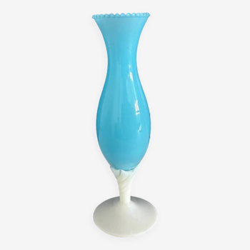 Vase opaline vintage bleu clair