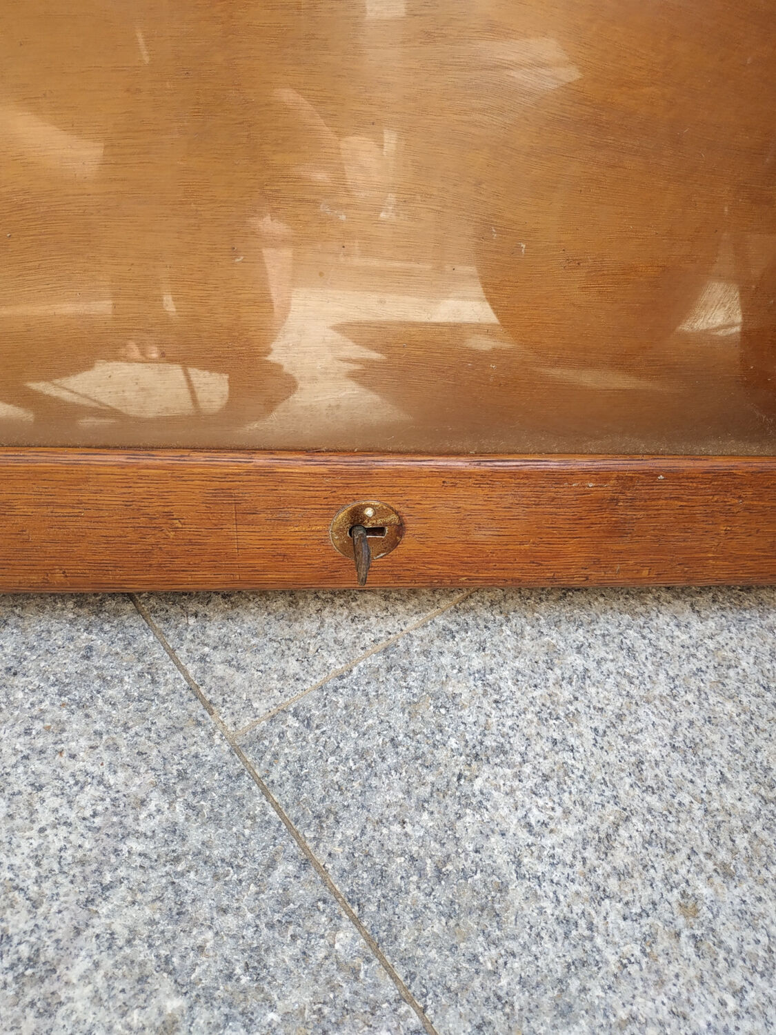 Collector's showcase jewelry wooden collector's item with keys