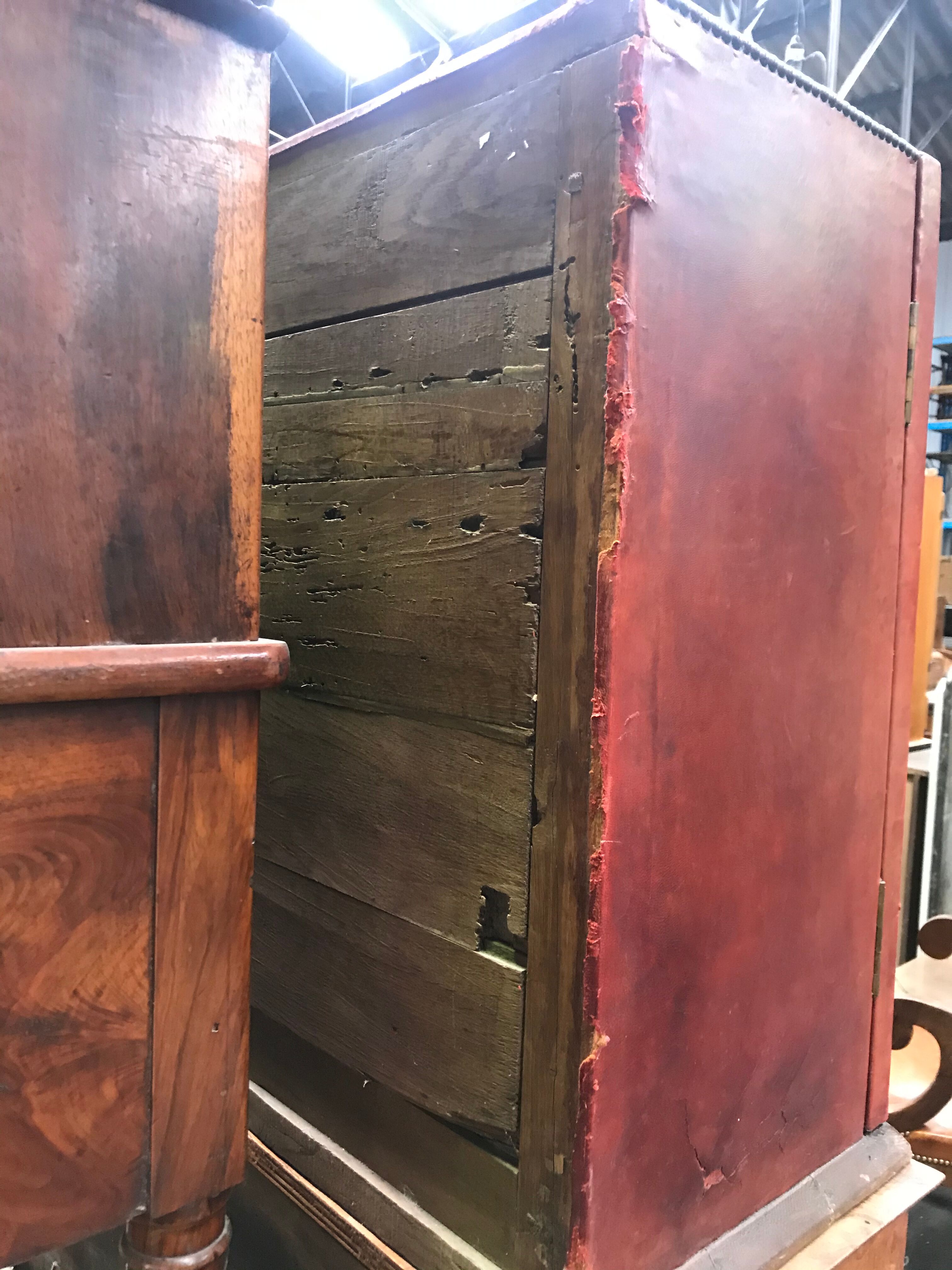 Coffre cloutés en cuir