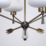 Lustre en laiton et opaline de Marcel Asselbur circa 1950