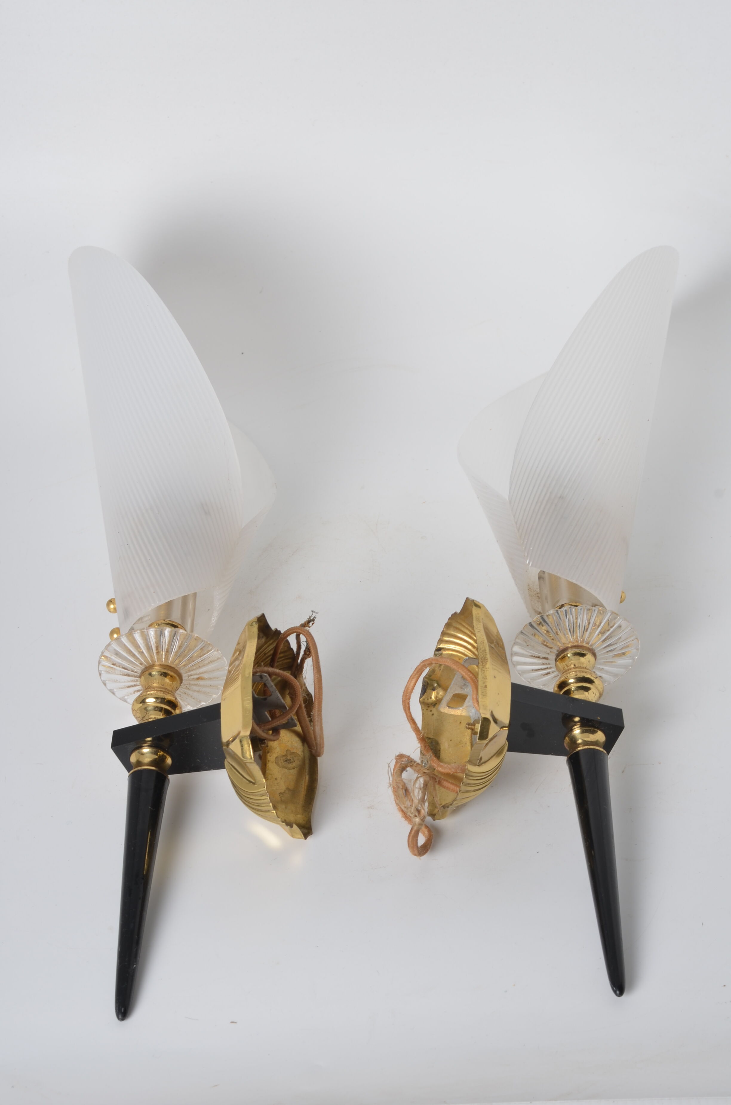 White wall lamp horn shape