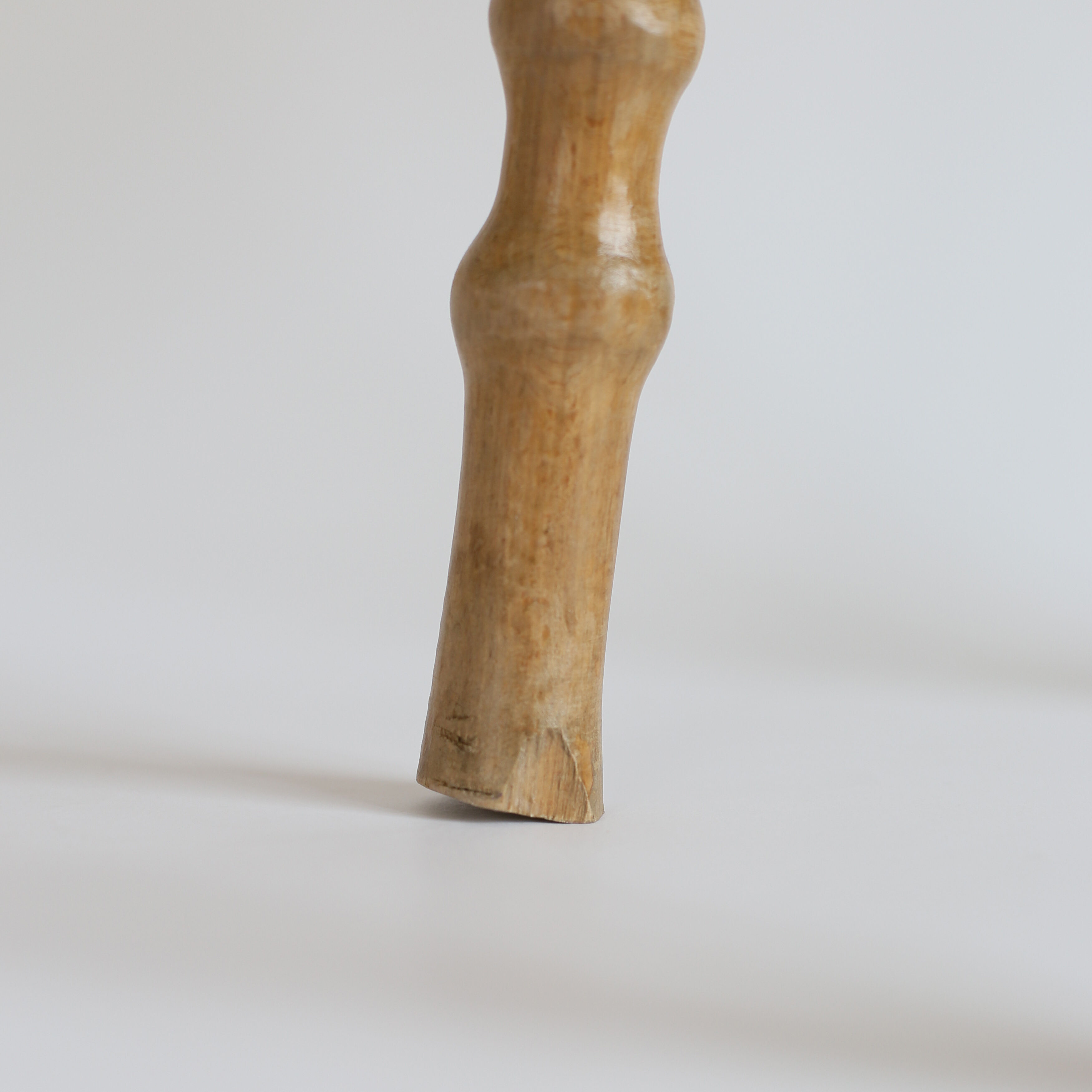 Tabouret tripode en bois clair