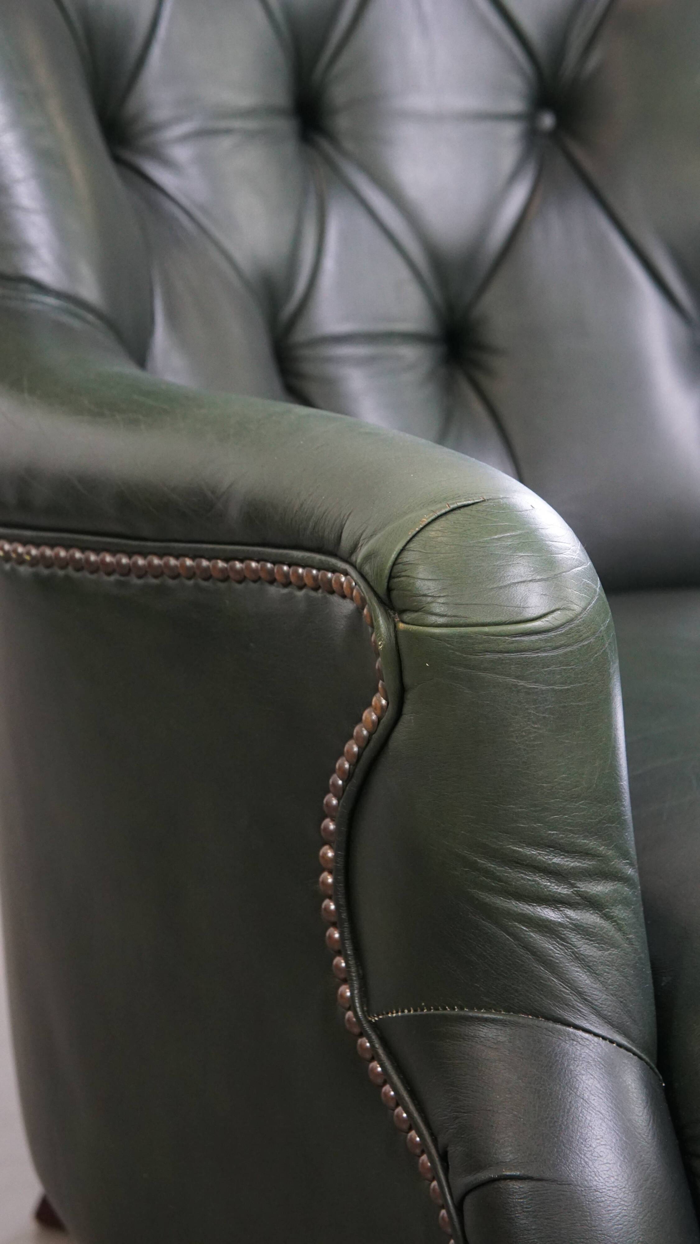 Fauteuil Chesterfield en cuir de vachette vert de style anglais