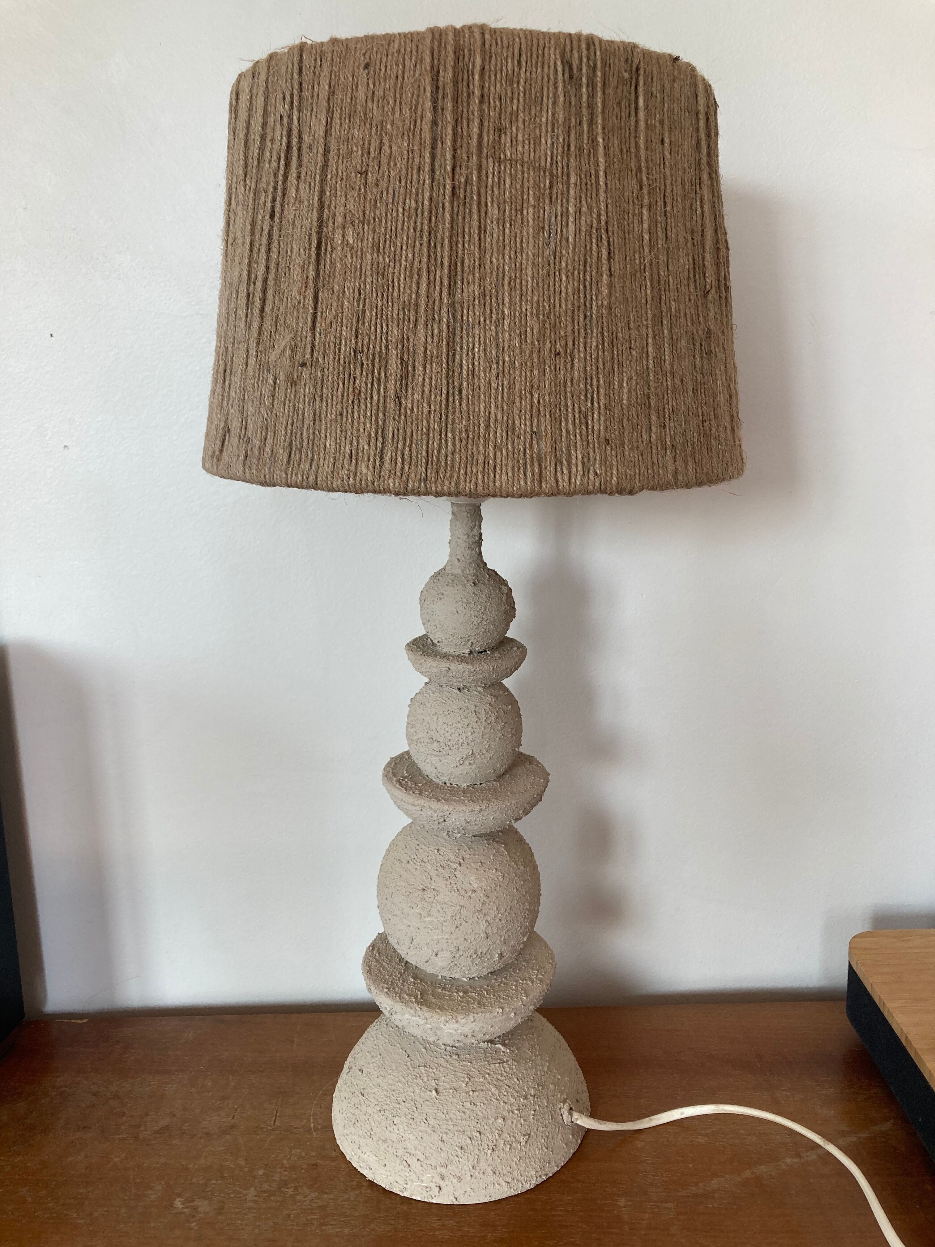 Lampe à poser artisanale en terre et corde