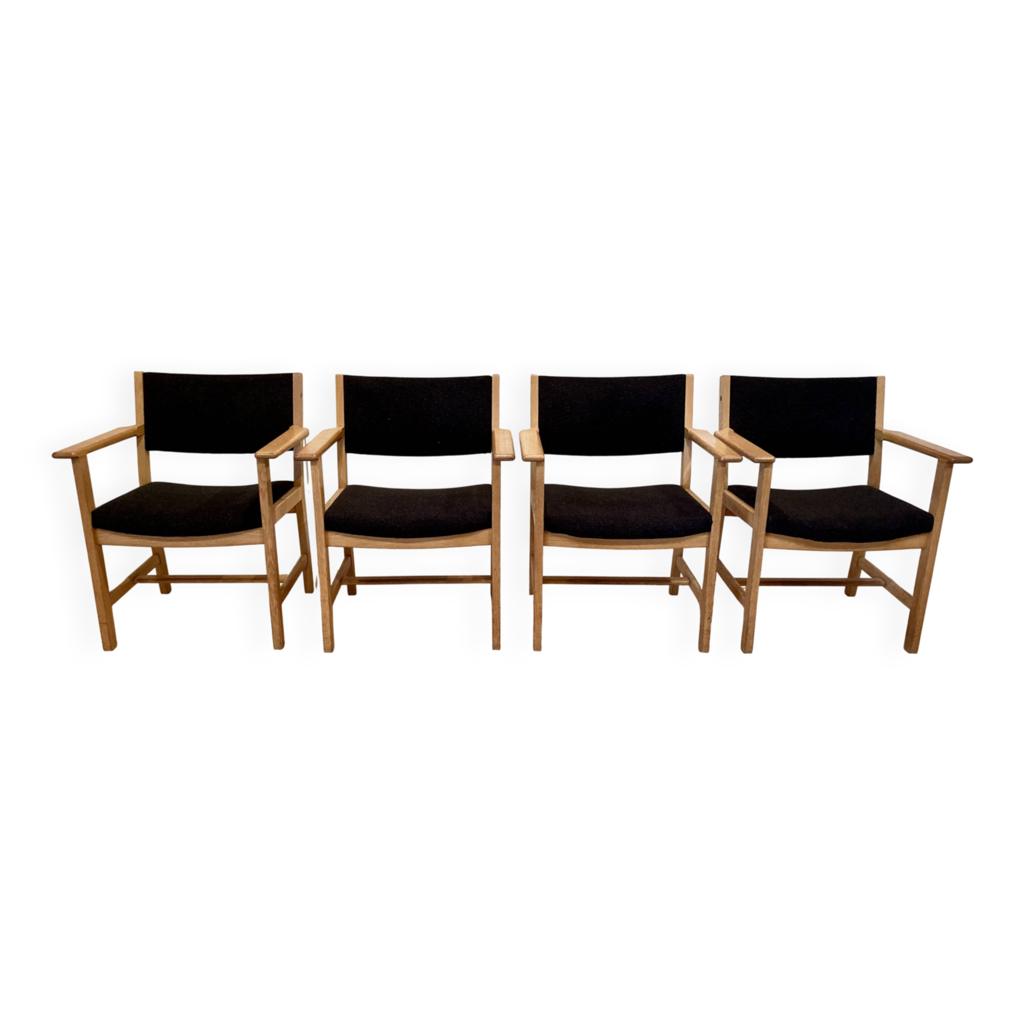 SUITE DE 4 FAUTEUILS ESTAMPILLE "HANS WEGNER" 1960.