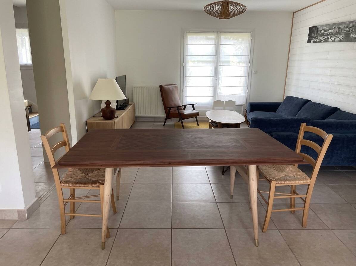 Table avec marqueterie exotique