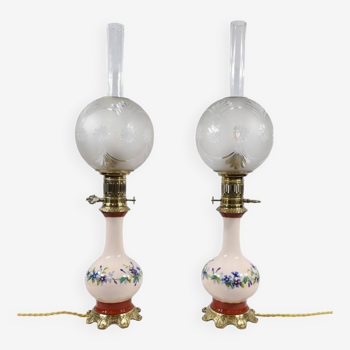 Paire de lampes à pétrole en porcelaine électrifiées, fin XIXème