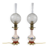 Paire de lampes à pétrole en porcelaine électrifiées, fin XIXème