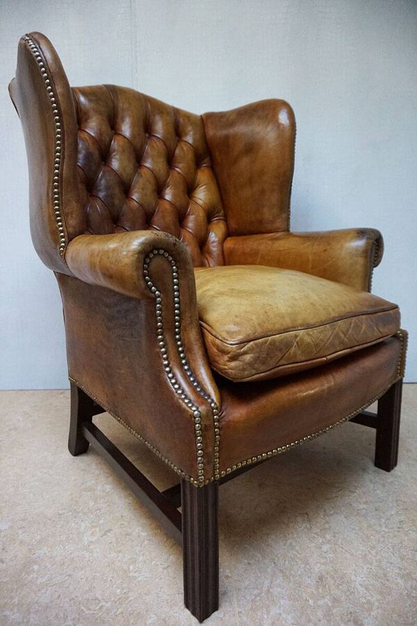Fauteuil Chesterfield en cuir cognac vintage, style wingback, Angleterre années 1940.