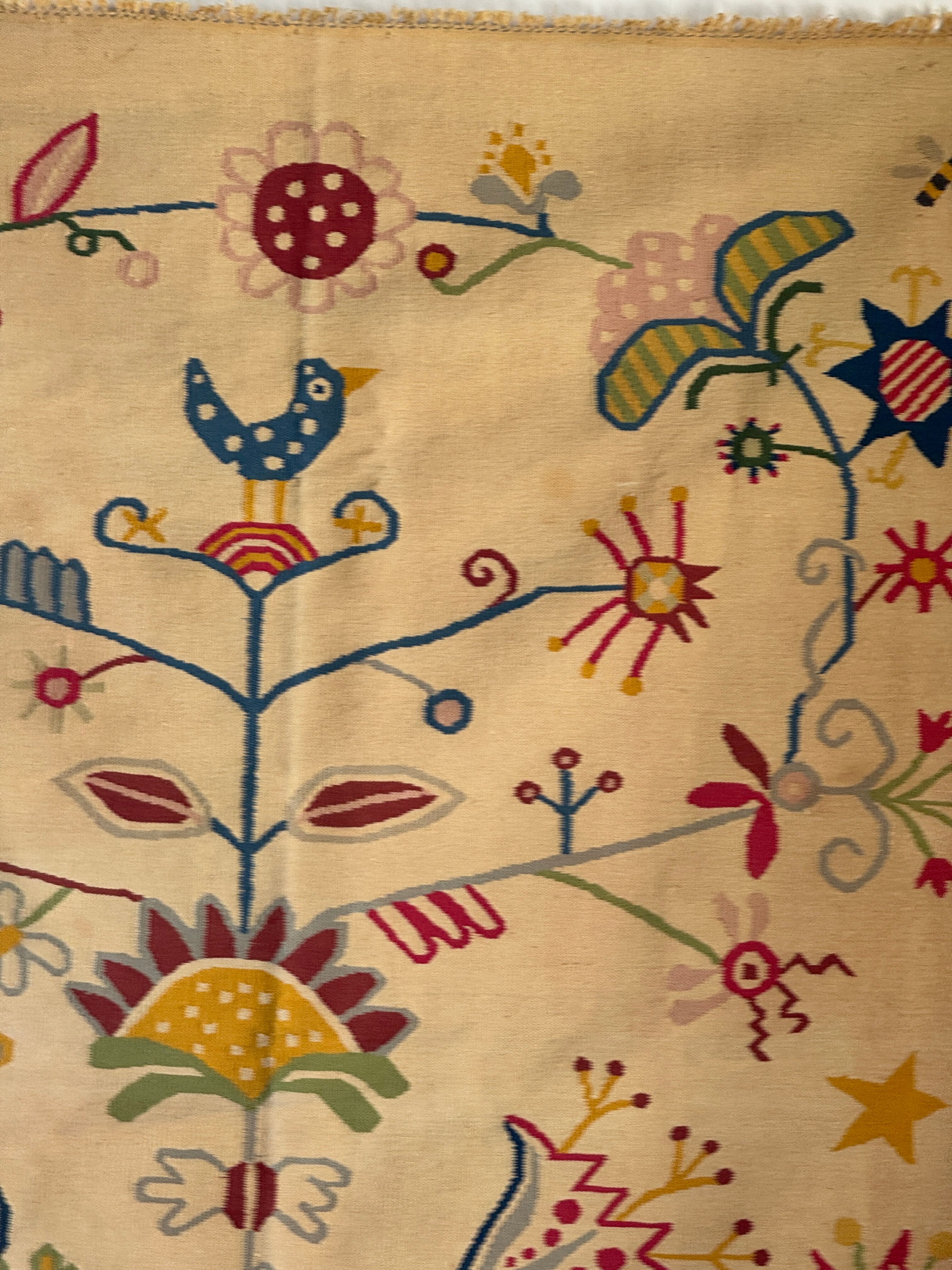 Large beige Indian rug with floral patterns 196x137.