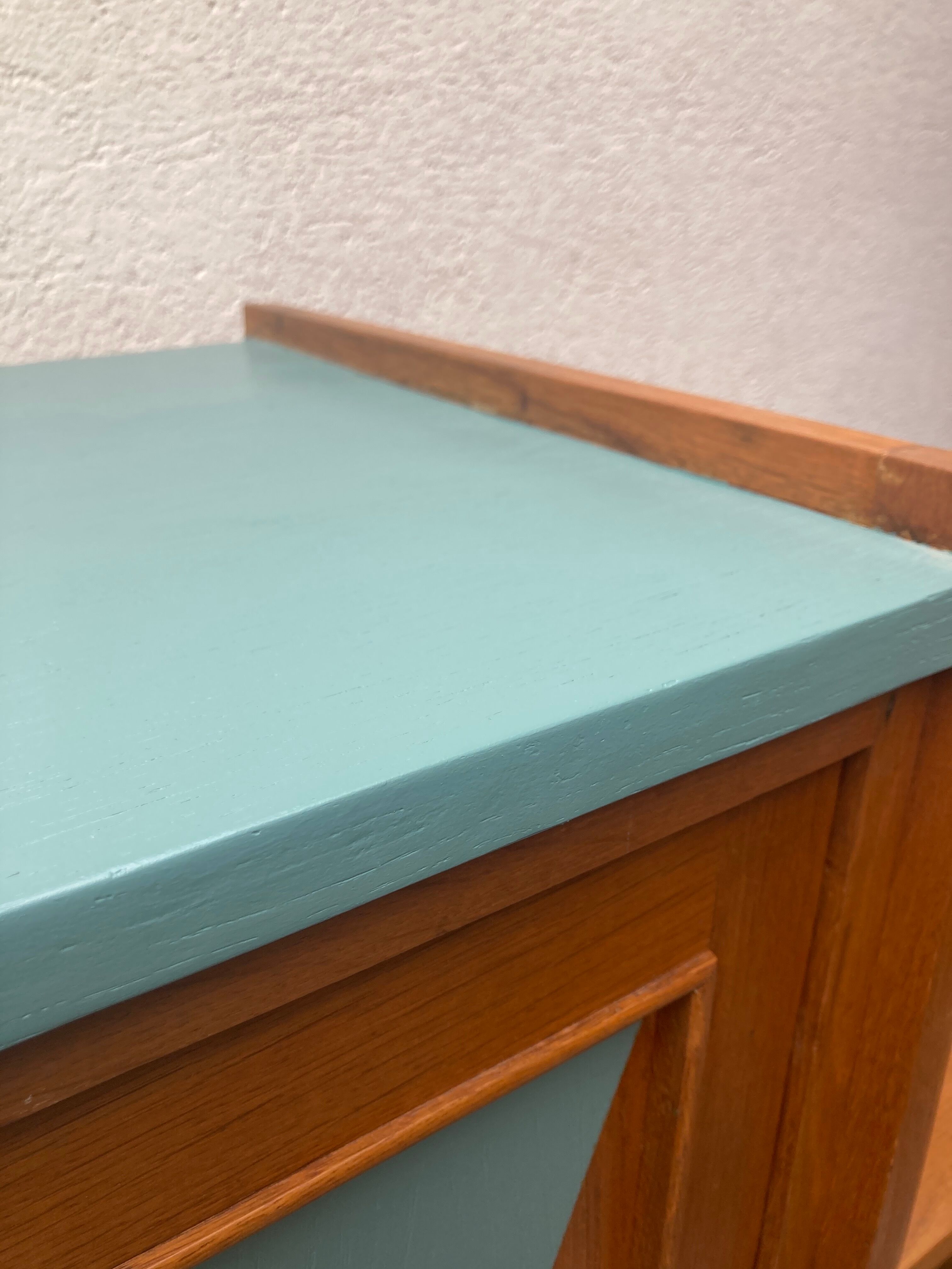 Asymmetrical cabinet