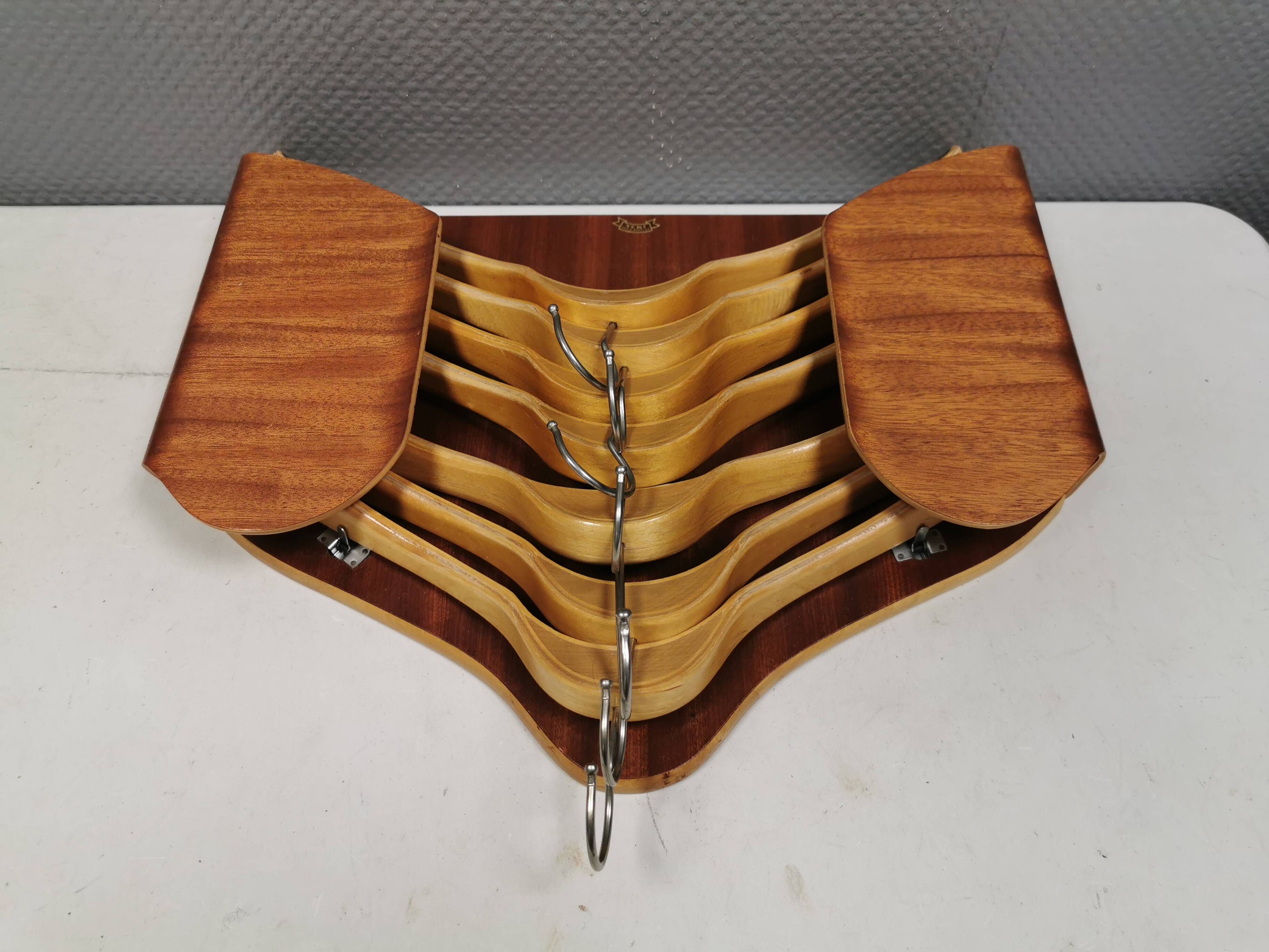 Very beautiful vintage hanger holder, including 7 matching hangers.