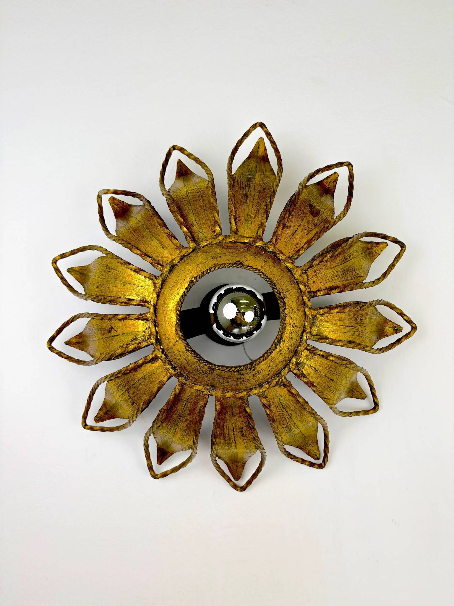Applique ou luminaire de plafond en fer doré en forme de soleil espagnol, vers 1960.