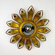 Applique ou luminaire de plafond en fer doré en forme de soleil espagnol, vers 1960.