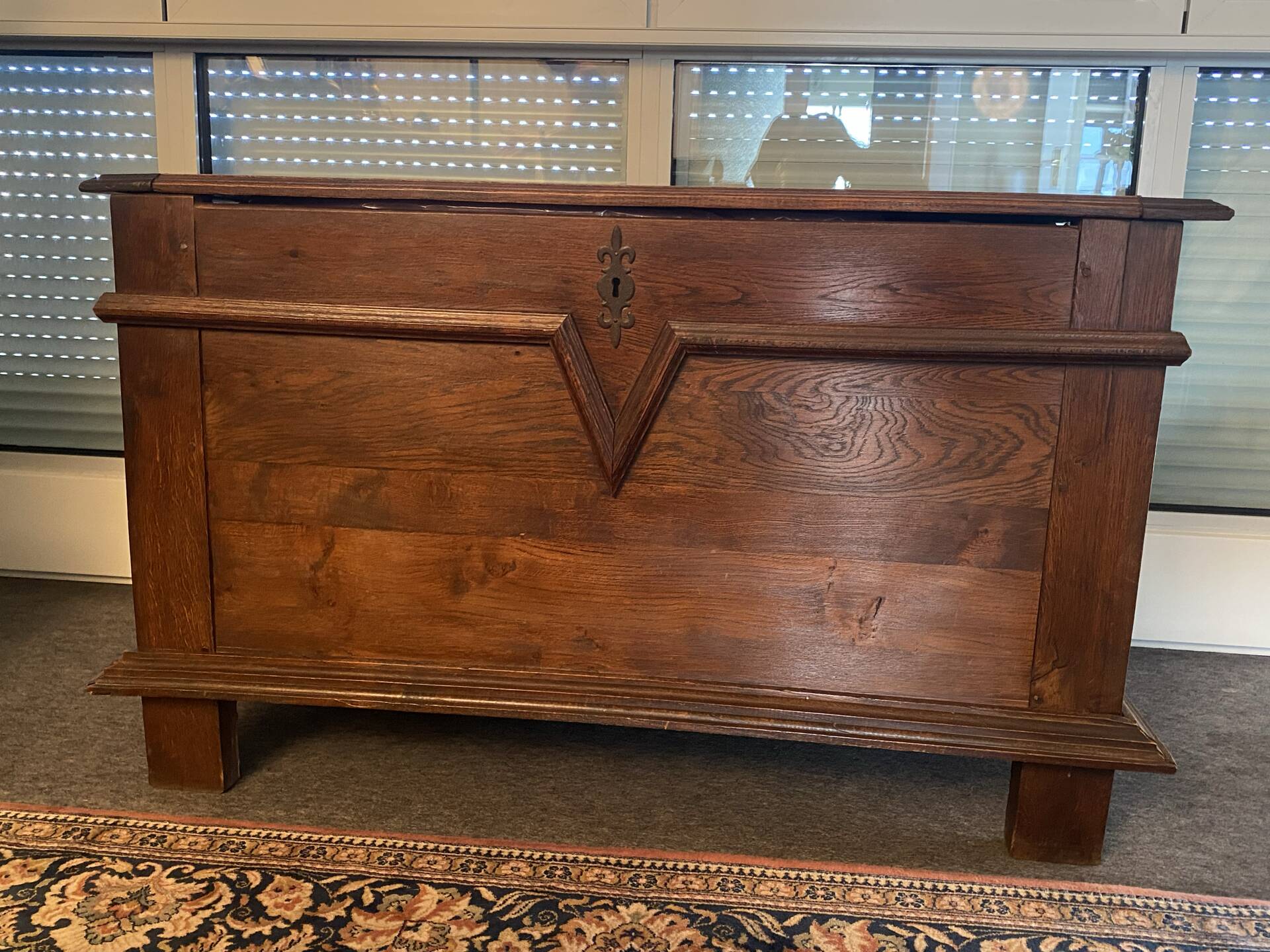 Coffre ancien en bois massif