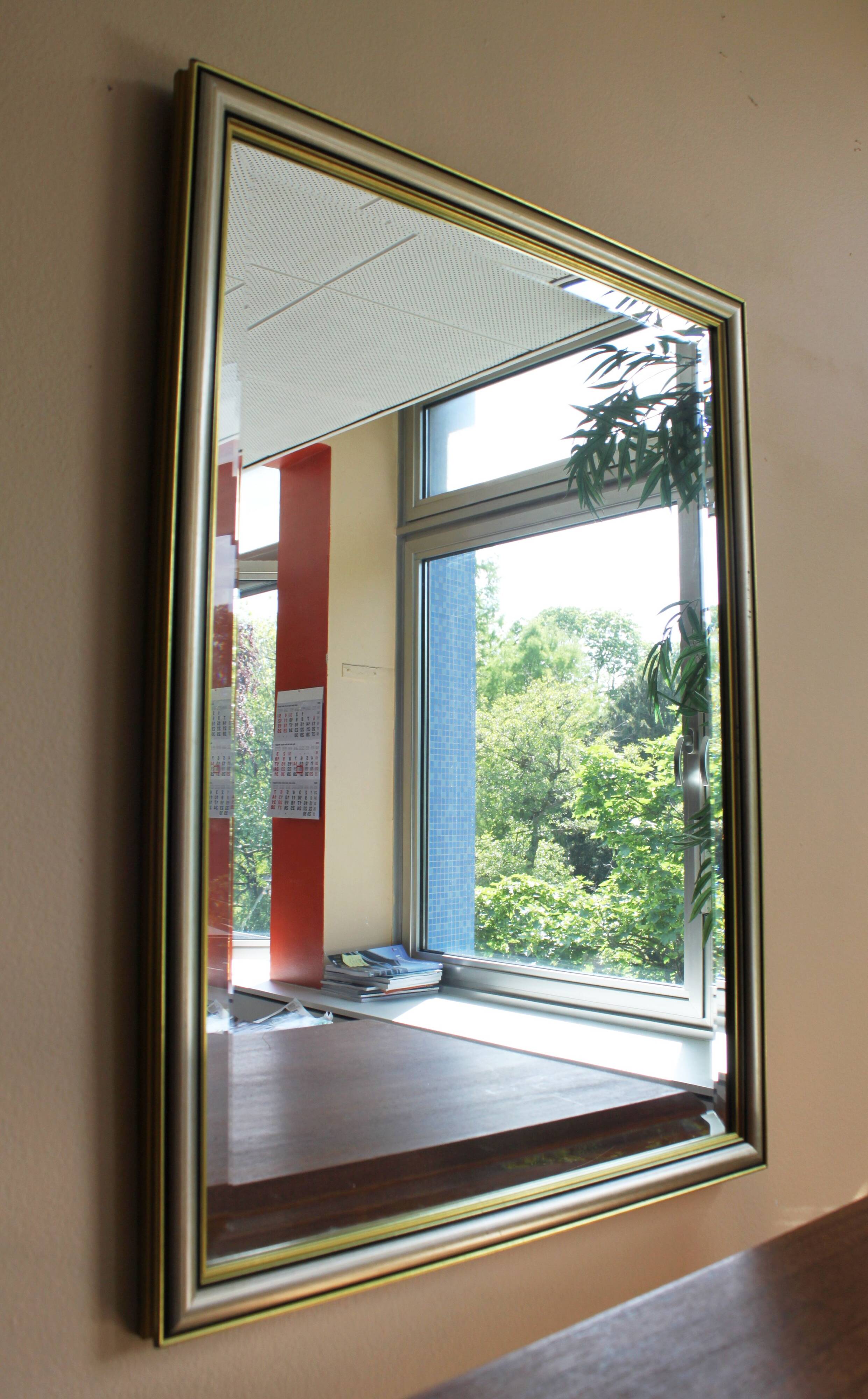 Miroir rectangulaire biseauté au cadre bicolore, Italie, 1960