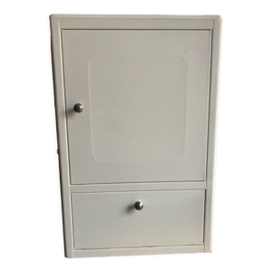 Armoire à pharmacie