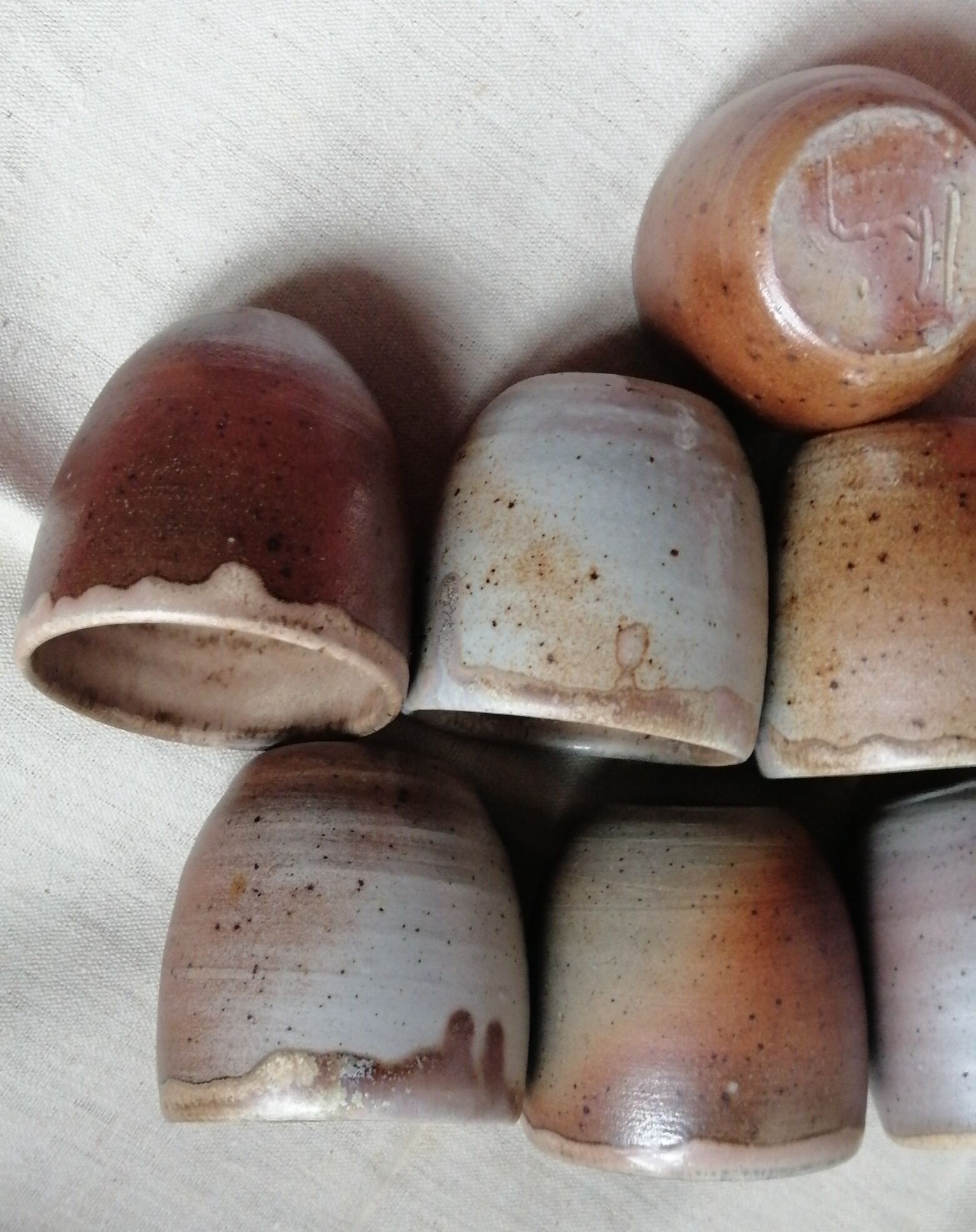 Lot de 8 verres en grès émaillé