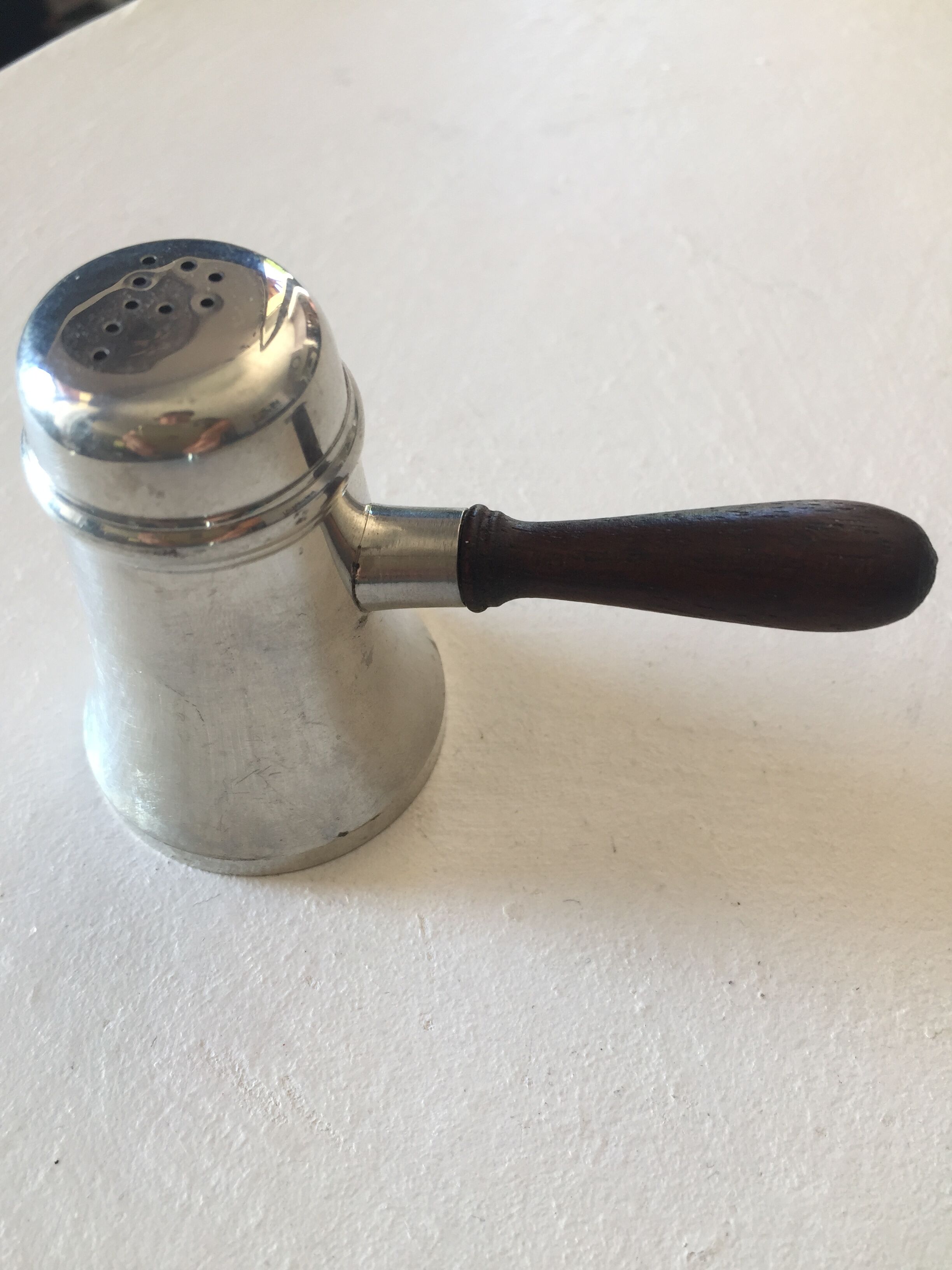 Salt shaker and pepper shaker