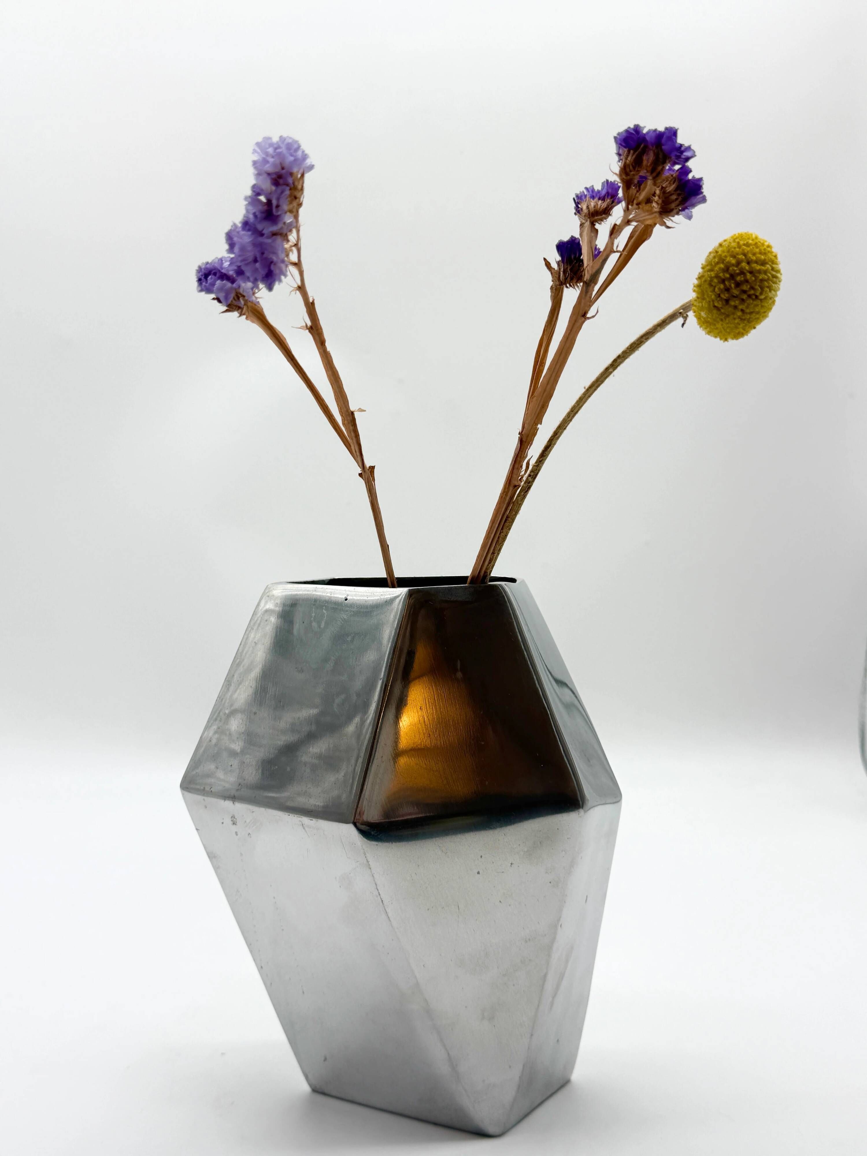 Vase "Prisme" en fonte d’aluminium, années 1980
