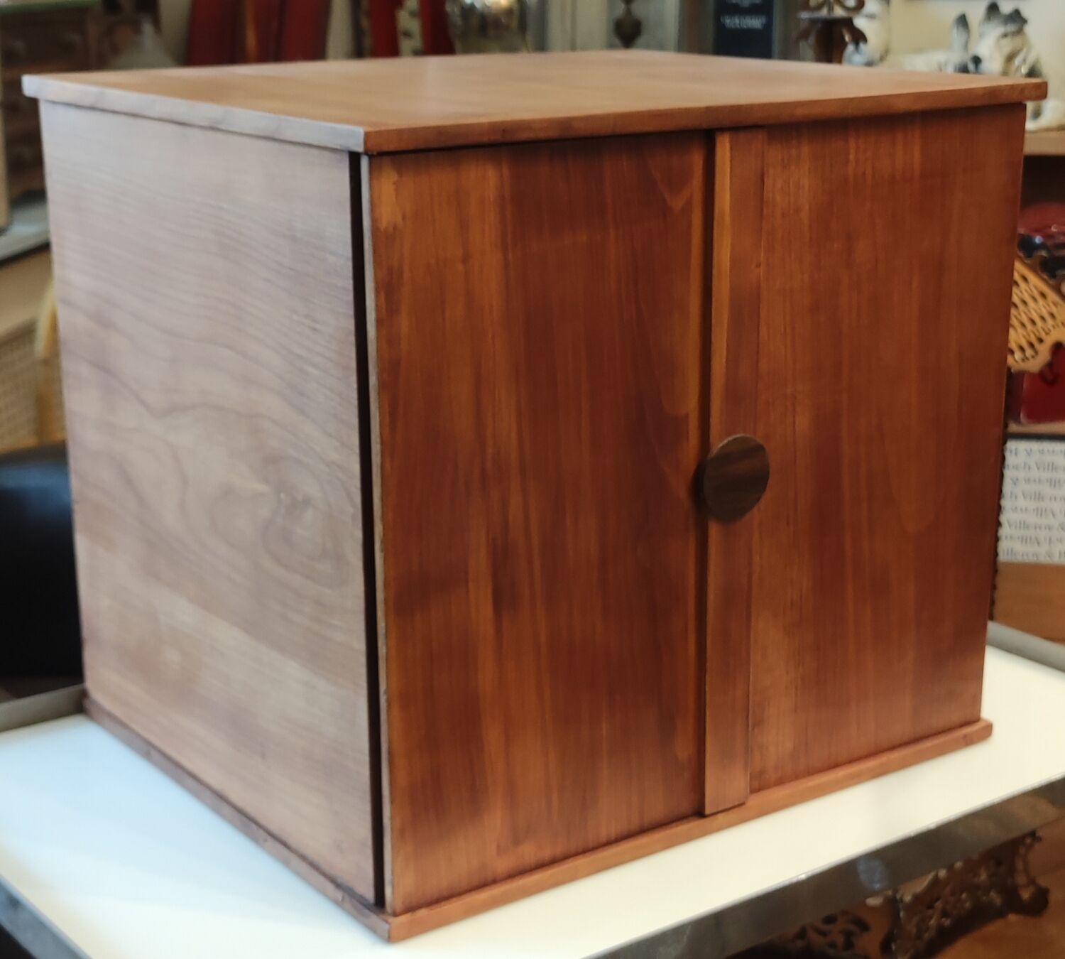 Cigar humidor cabinet