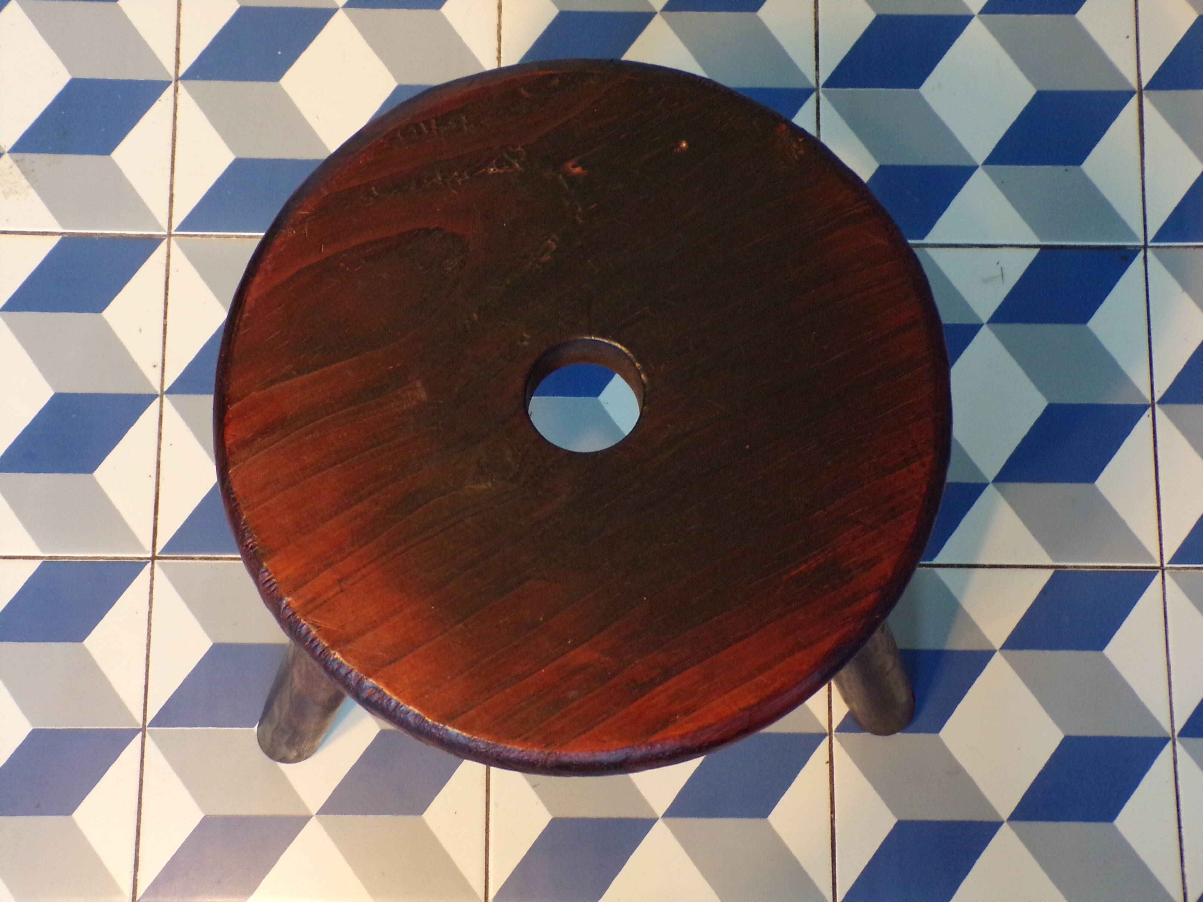 Tripod farm stool with hole