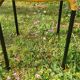 Salon de jardin comprenant table basse ronde en scoubidou et 4 tabourets assortis