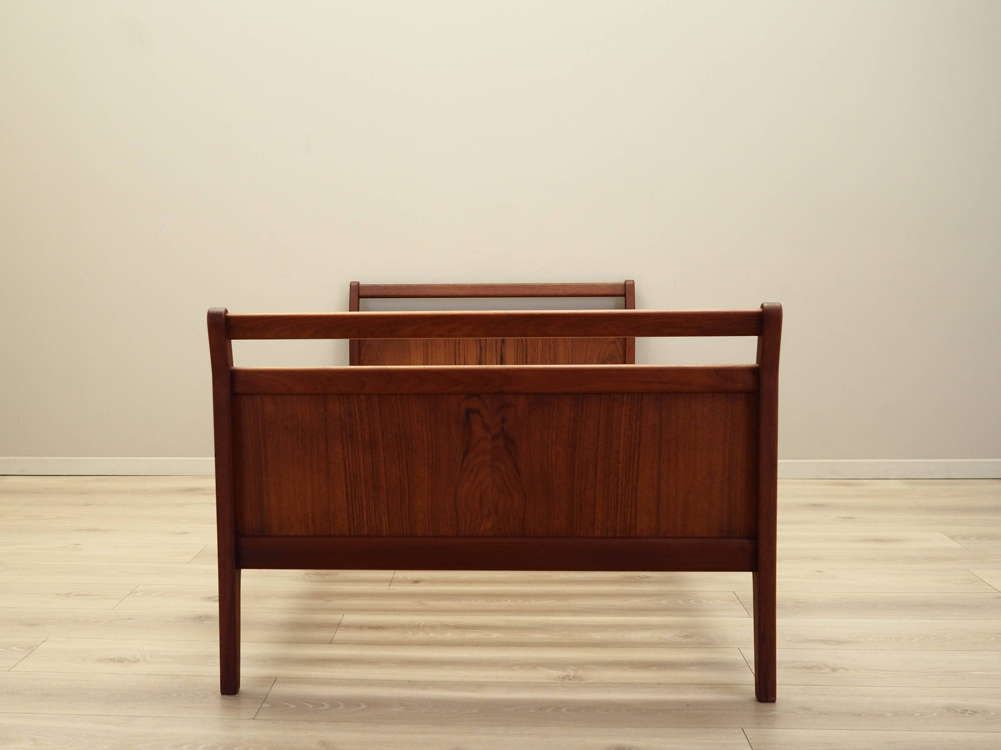 Lit en teck, design danois, années 1970, production : Danemark