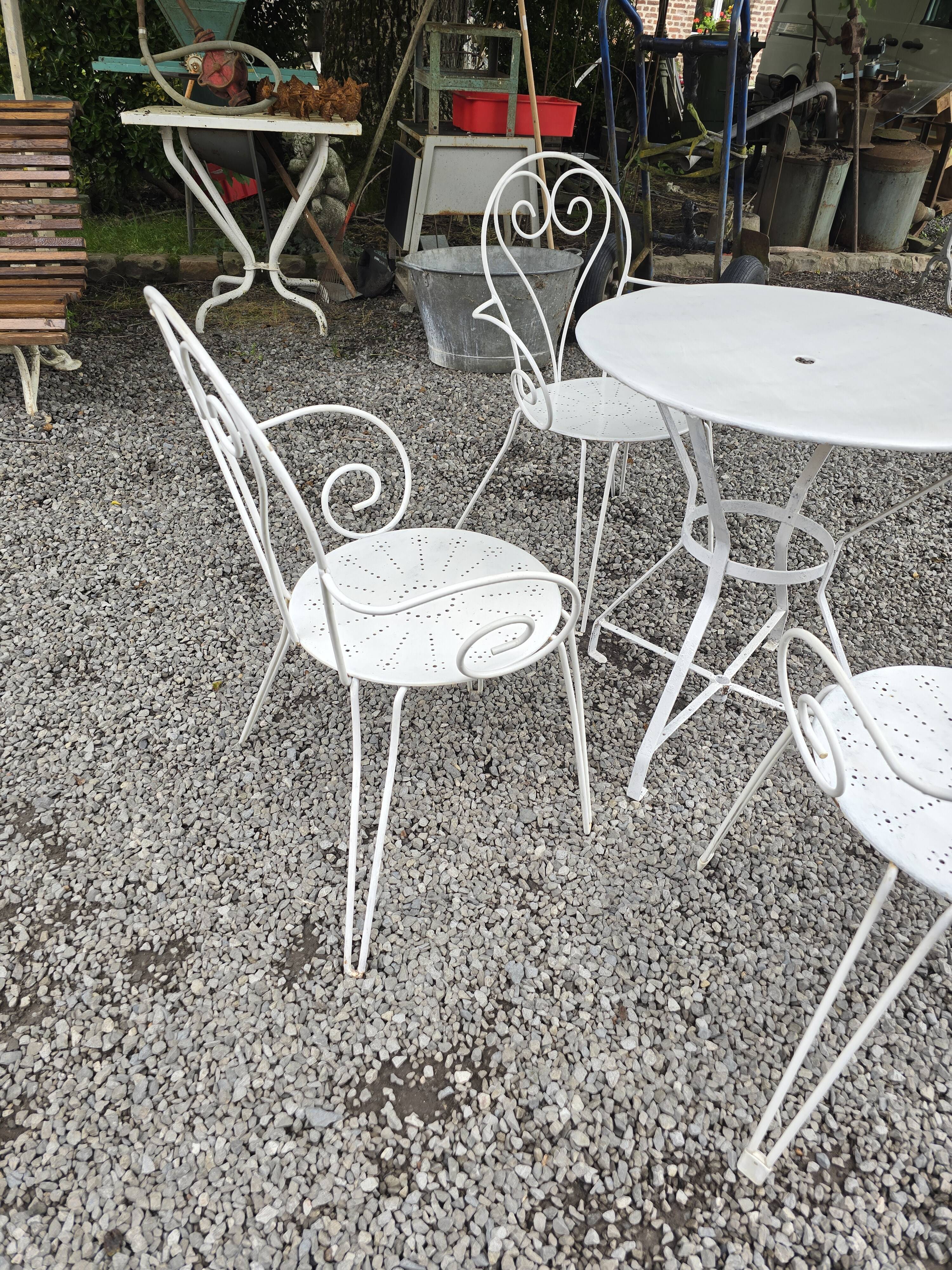 Salon de jardin en fer forgé , 1 table + 3 fauteuils