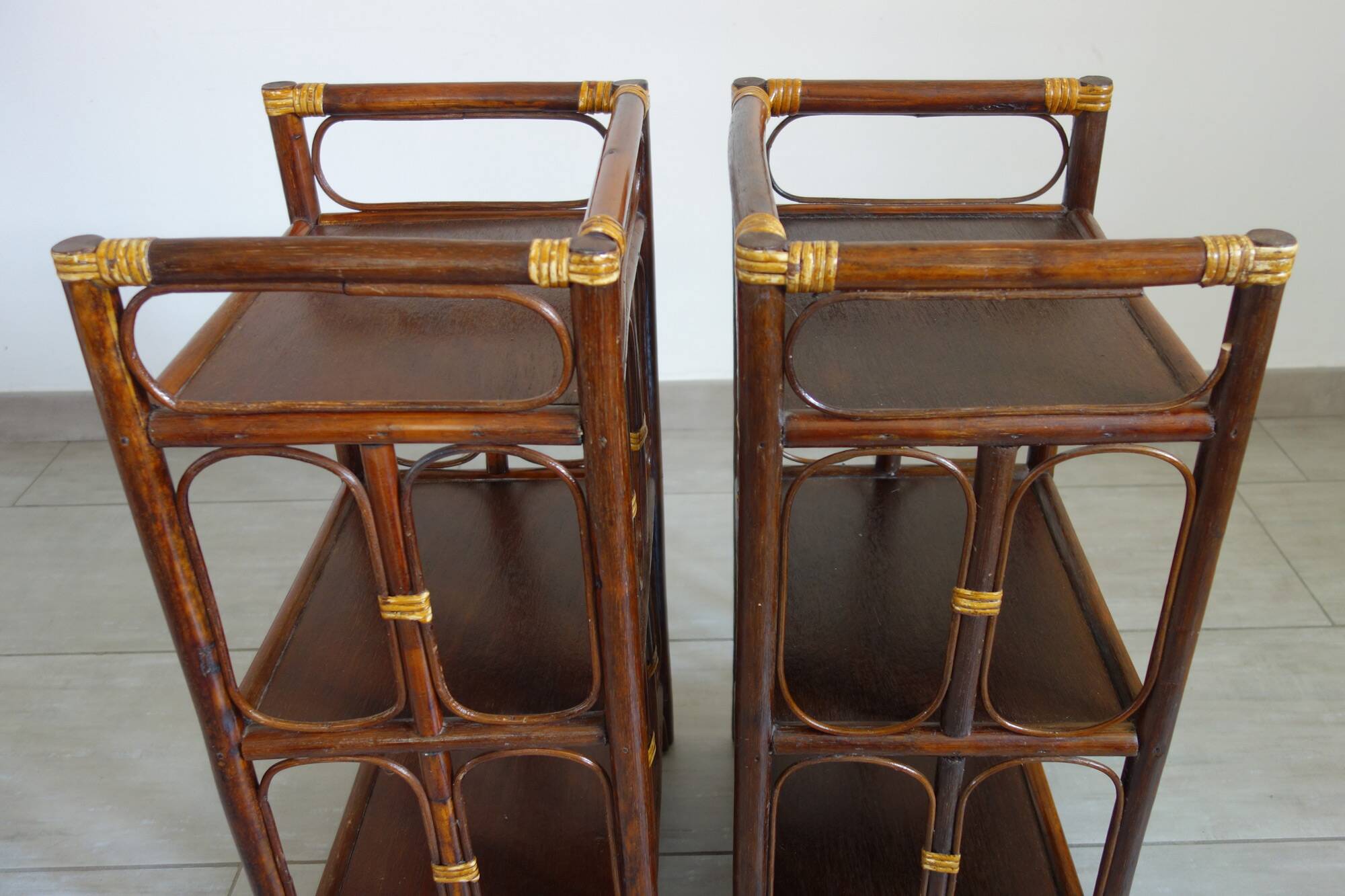 Lot 2 tables d’appoint / de chevet en rotin année 60