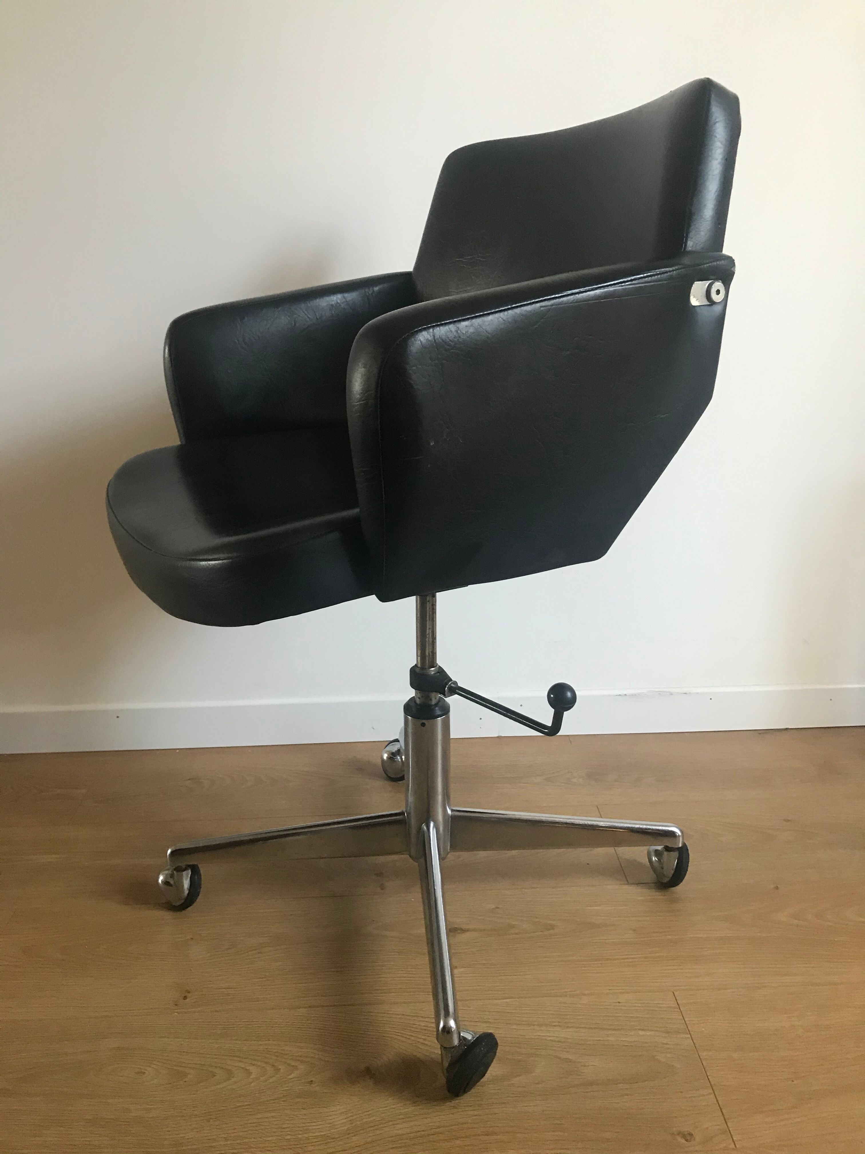 Fauteuil de bureau roulettes et skaï noir vers 1970
