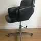 Fauteuil de bureau roulettes et skaï noir vers 1970