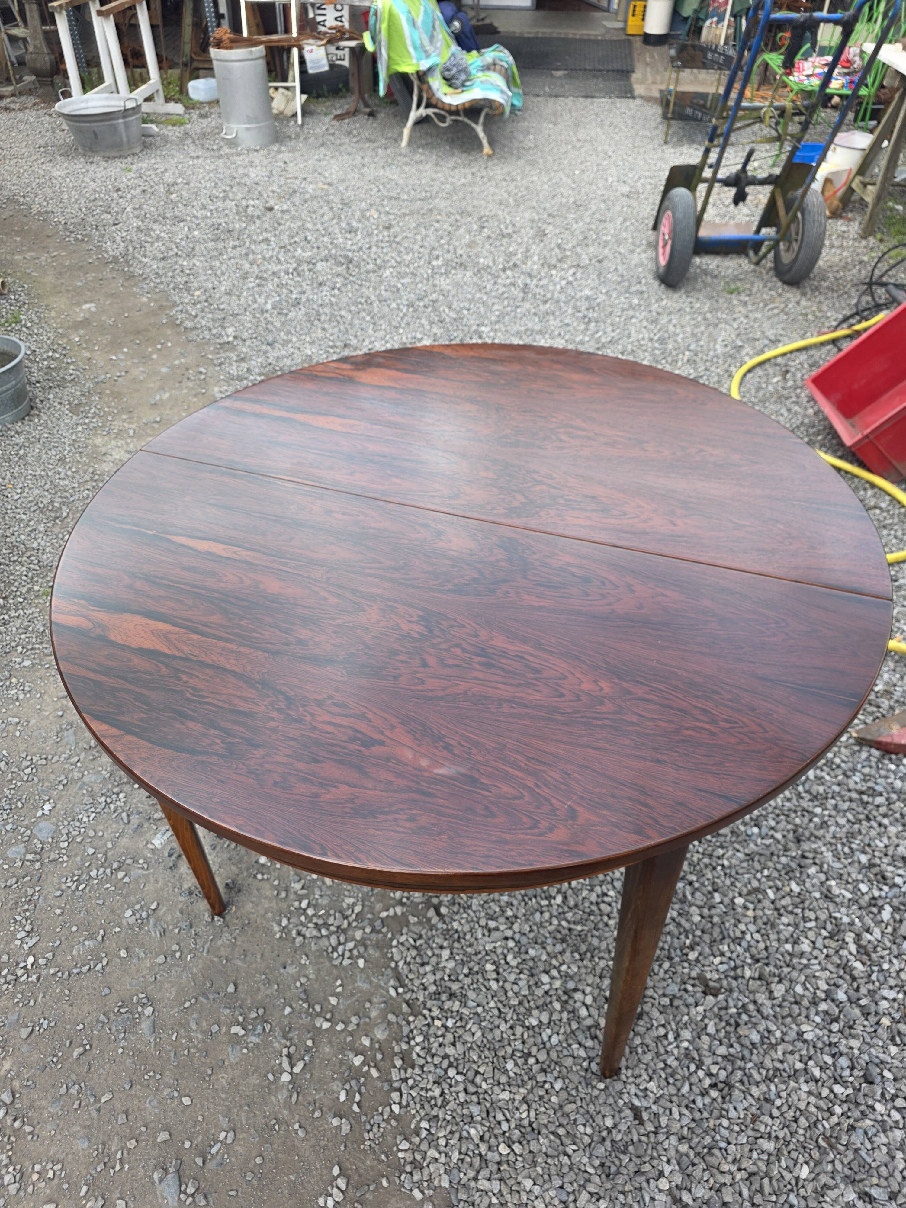 Scandinavian extendable table in rosewood from the 1960s, butterfly extension.