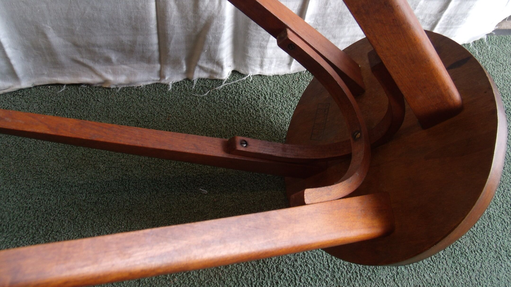 Tabouret à pieds compas et bois courbé