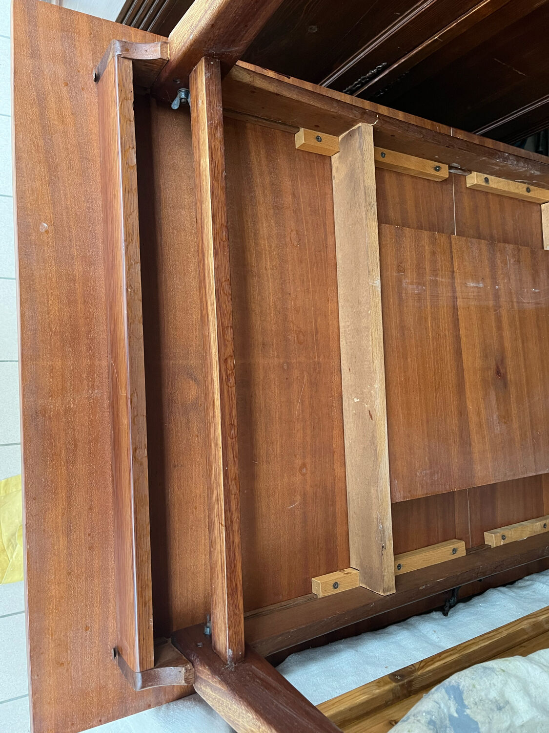 Scandinavian style extendable table