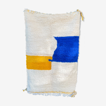 Tapis berbère béni ouarain moderne blanc à motifs abstraits jaune moutarde et bleu majorelle