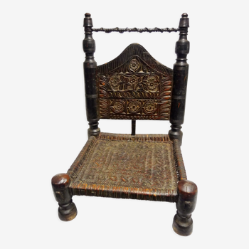 Chaise basse traditionnelle en bois et cuir