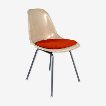 DSX chair with red cushion by Charles and Ray Eames edited by Herman Miller, 1960