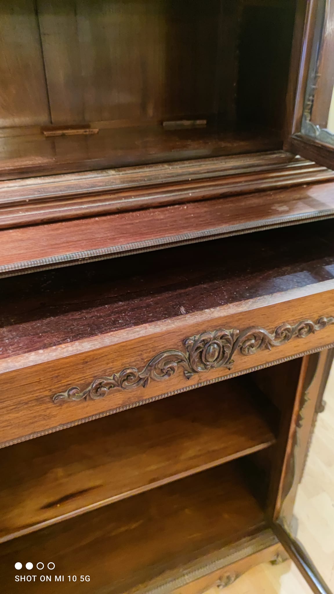 Two-part cabinet, recessed and with a glass-fronted display case, in Indian rosewood, circa 1850/60