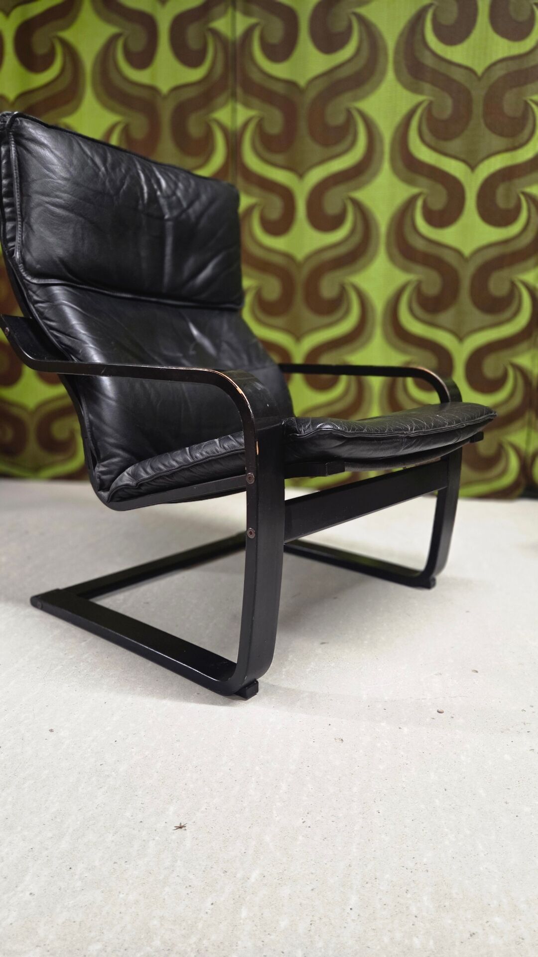Fauteuil vintage IKEA années 1980 Cuir noir & ottoman